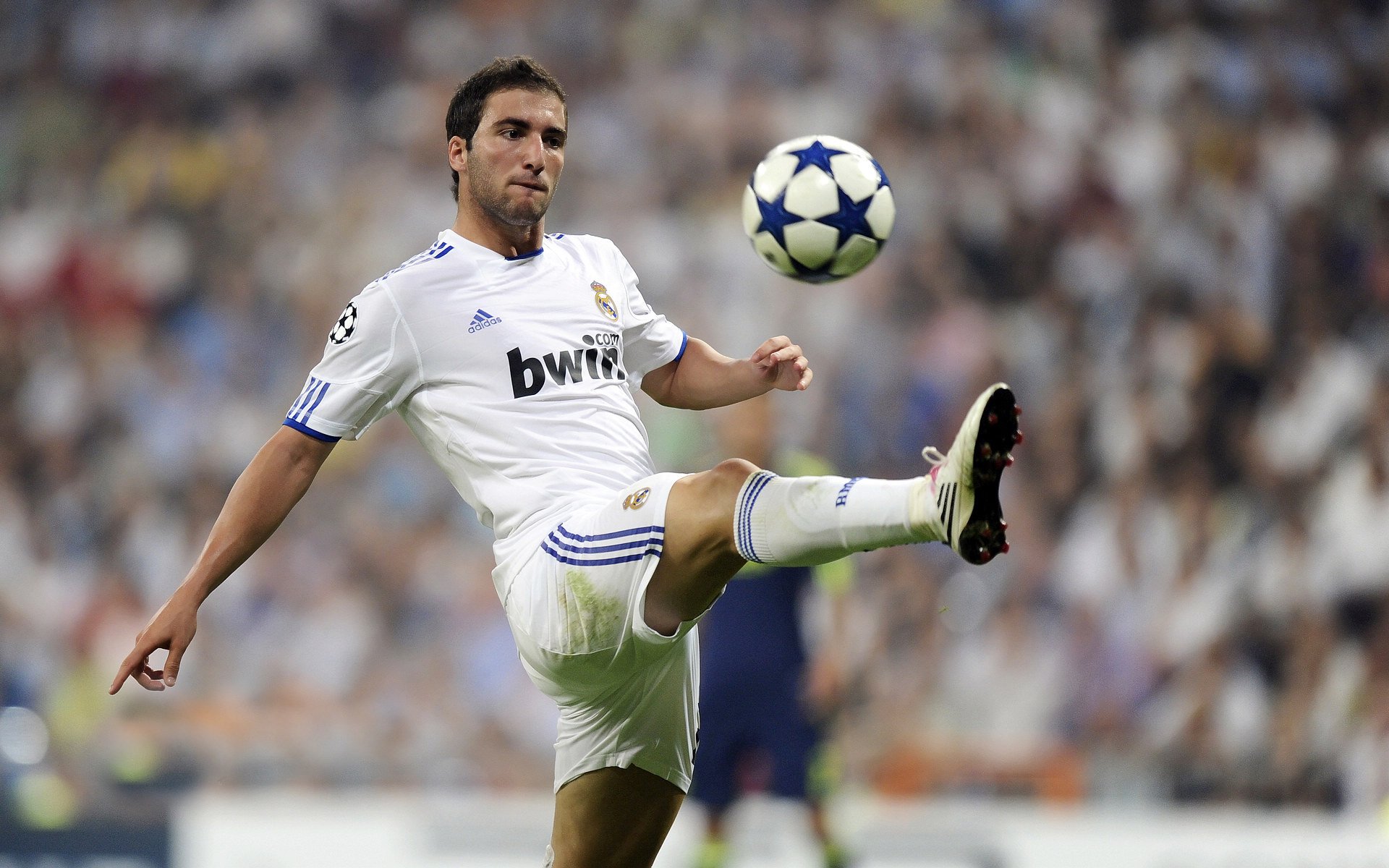 赛事商业化：赛事实物周边与IP授权带来的收益模式，赛事的盈利模式